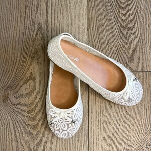 American Eagle White Ballet Flats Size 1